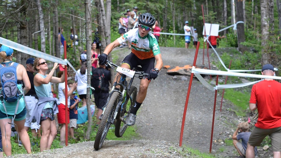Un athlète de l'Abitibi-Témiscamingue en pleine action en vélo de montagne lors de la finale des Jeux du Québec à Thetford Mines