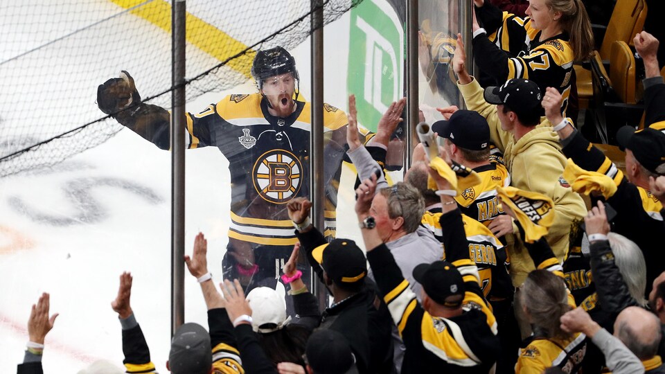 Les Blues battent les Bruins en prolongation Les Blues battent les Bruins en prolongation