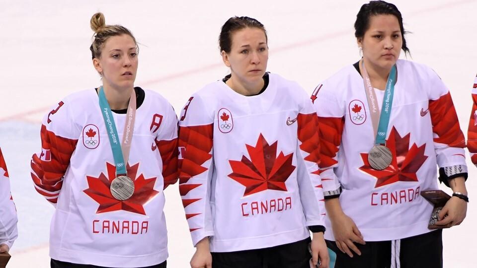 Des joueuses de l'équipe féminine de hockey du Canada.