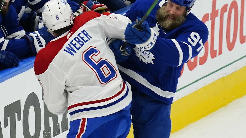 Shea Weber repousse Joe Thornton devant le banc des Maple Leafs.