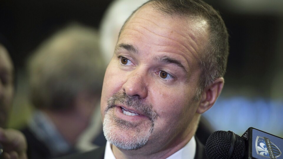 Joey Saputo s'adresse aux médias.