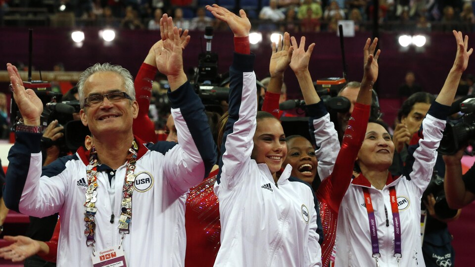 Il applaudit avec son équipe lors des Jeux olympiques de 2012.