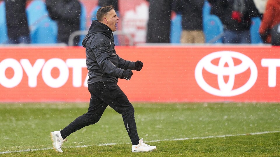 Il exulte sur le terrain.