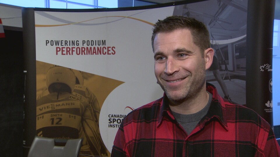 John Morris en entrevue lors d'une conférence de presse à l'Institut canadien du sport.