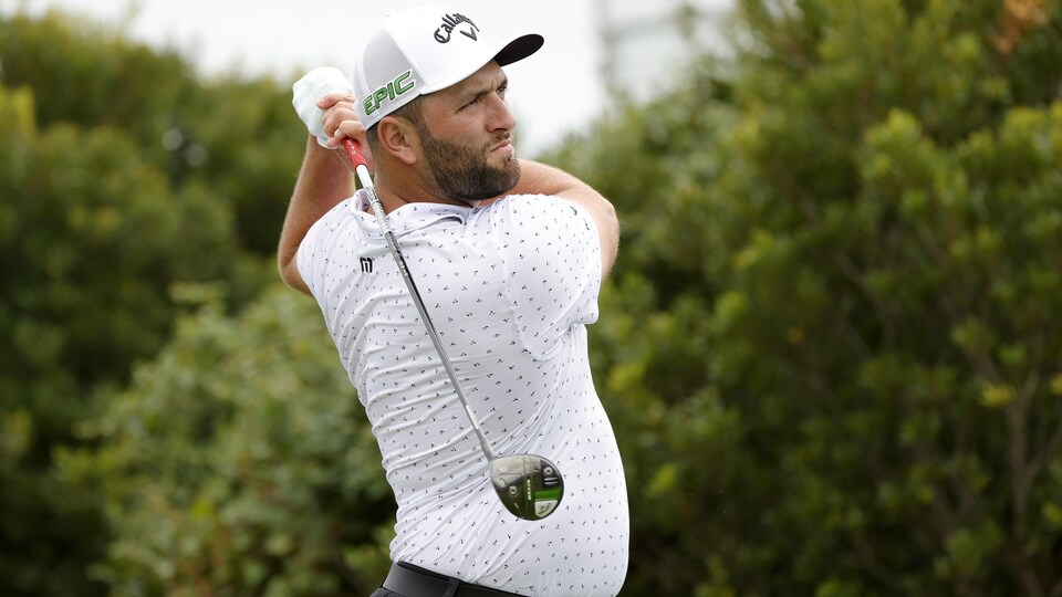 Jon Rahm regarde devant lui après avoir pris son élan.