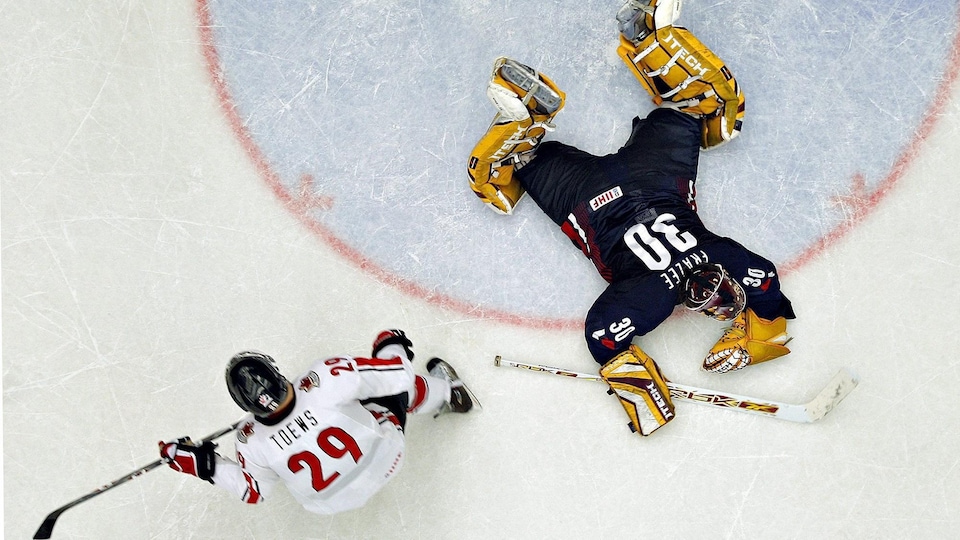 Jonathan Toews, du Canada, déjoue Jeff Frazee, des États-Unis, en demi-finale du Championnat mondial de hockey junior 2007.