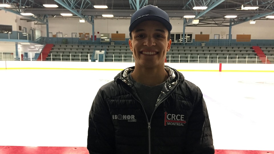 Jordan Pierre-Gilles, patineur de vitesse courte piste originaire de Sherbrooke. Il pose ici à l'aréna Eugène-Lalonde.