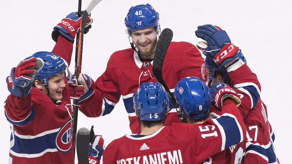Jordie Benn (#8) célèbre son but avec ses coéquipiers.