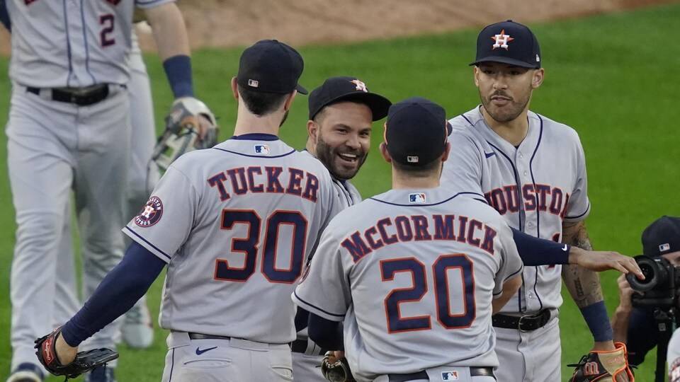 Jose Altuve est entouré de ses coéquipiers Kyle Tucker, Chas McCormick et Carlos Correa après la victoire des Astros.