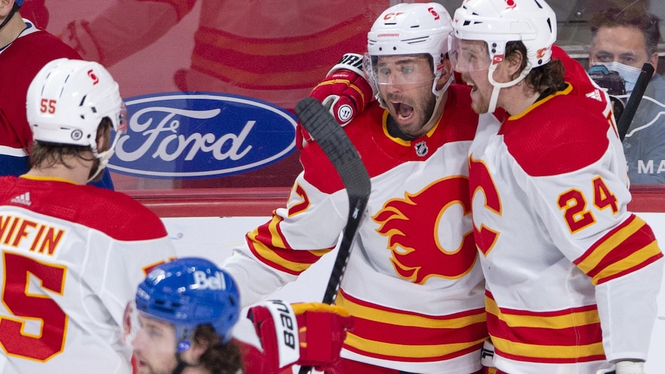 Des joueurs de hockey