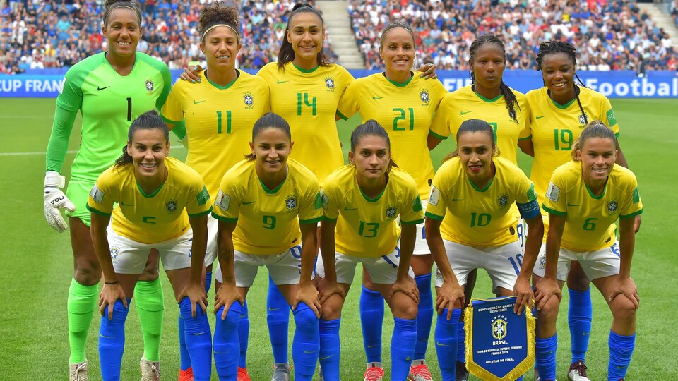 Elles sont sur le terrain et posent pour la photo avant un match.