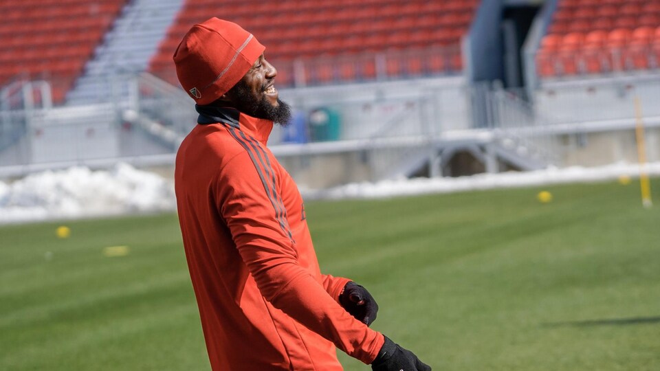 Un joueur vêtu d'une tuque et de gants lors d'un entraînement.