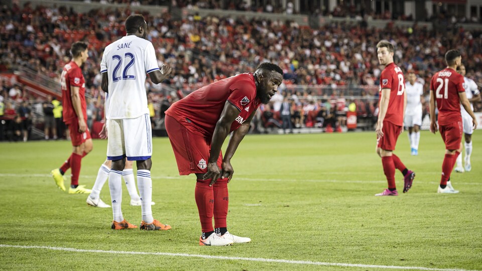 Jozy Altidore s'appuie sur ses genoux lors d'un match contre Orlando City.