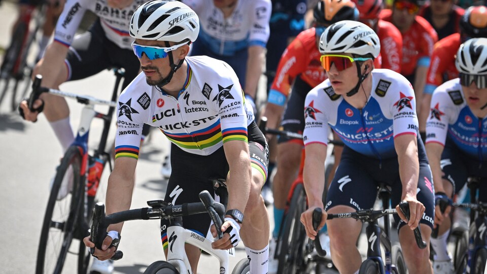 Gros plan des cyclistes dans un peloton pendant une course