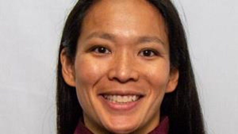 Julie Chu sourit à la caméra.