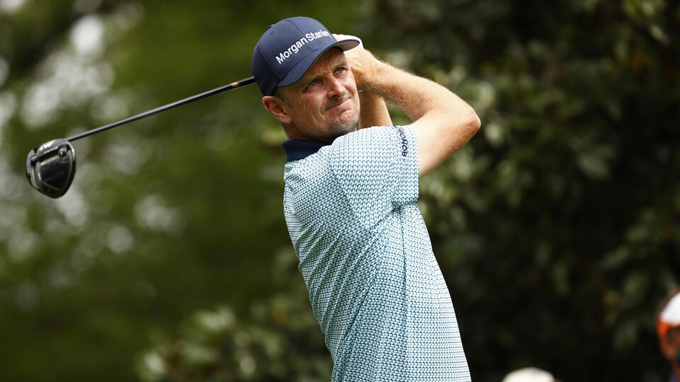 Le golfeur britannique regarde sa balle après son coup de départ au neuvième trou.