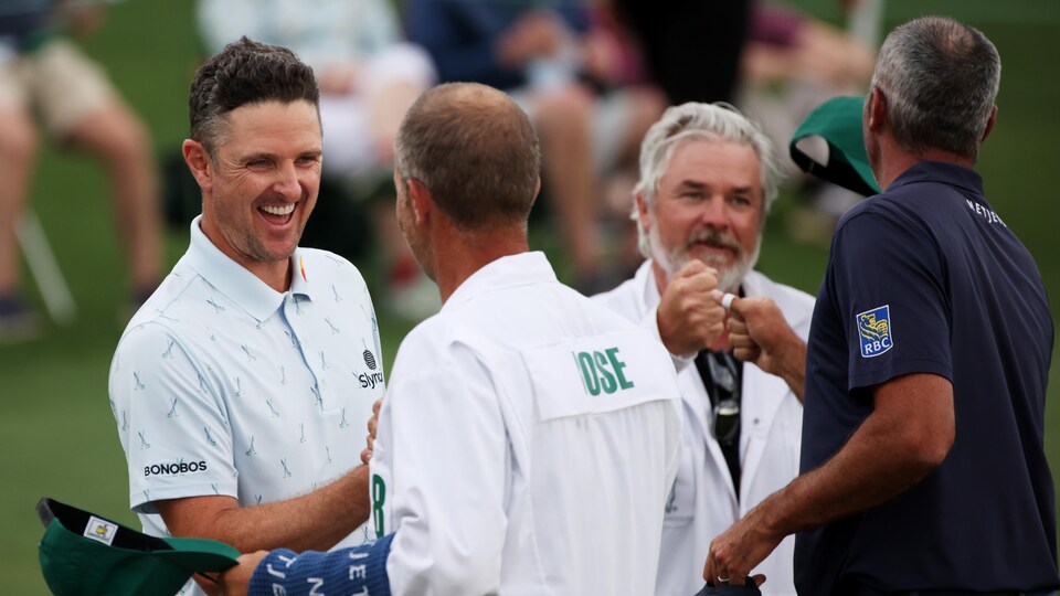 Le golfeur anglais esquisse un large sourire et célèbre la fin de sa ronde avec son cadet David Clark.