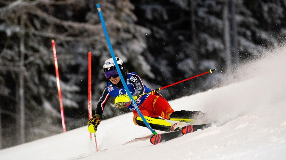 La skieuse contourne une porte pendant le slalom de Semmering