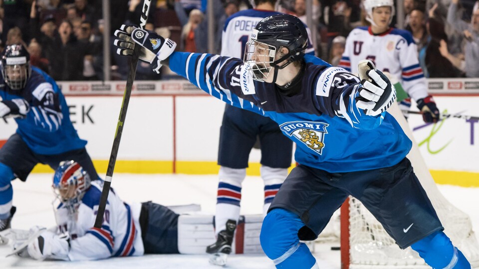Kaapo Kakko célèbre son but gagnant de la finale du Championnat mondial de hockey junior, contre les États-Unis. 
