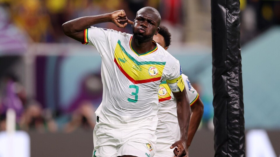 Un joueur de soccer célèbre son but.