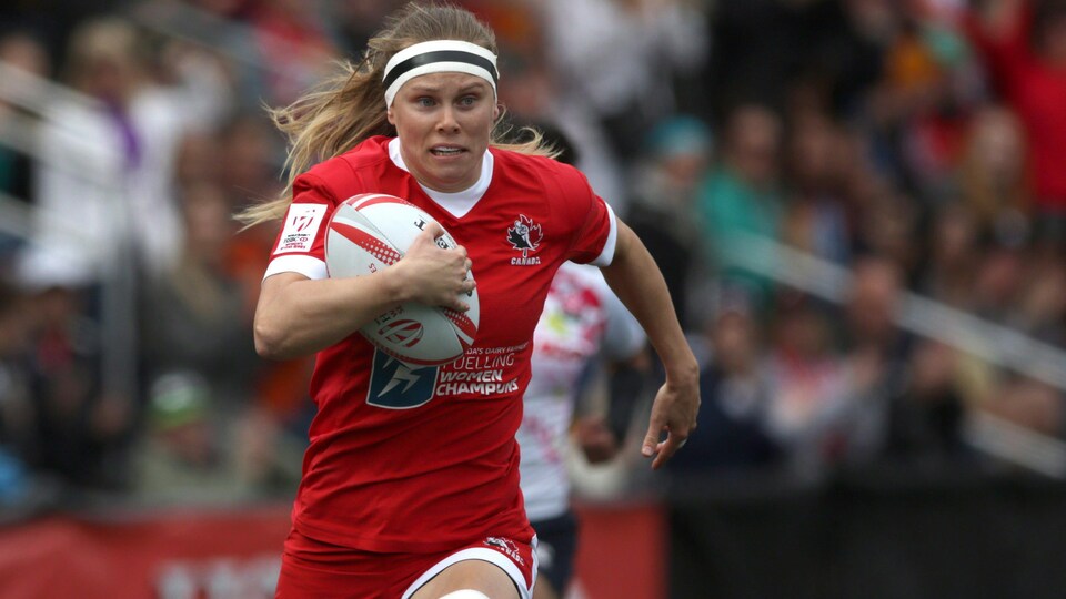 Karen Paquin avec l'équipe canadienne de rugby