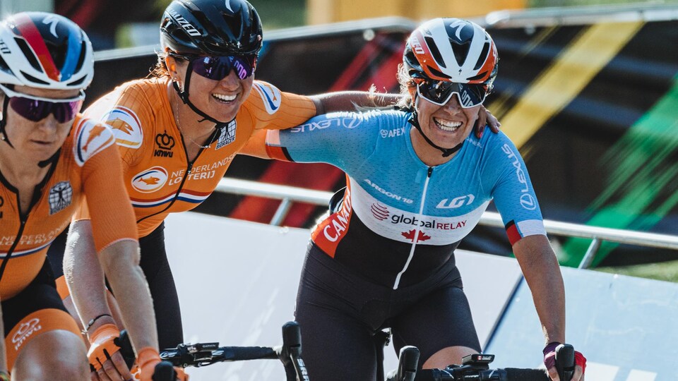 Elle est enlacée par une autre cycliste.