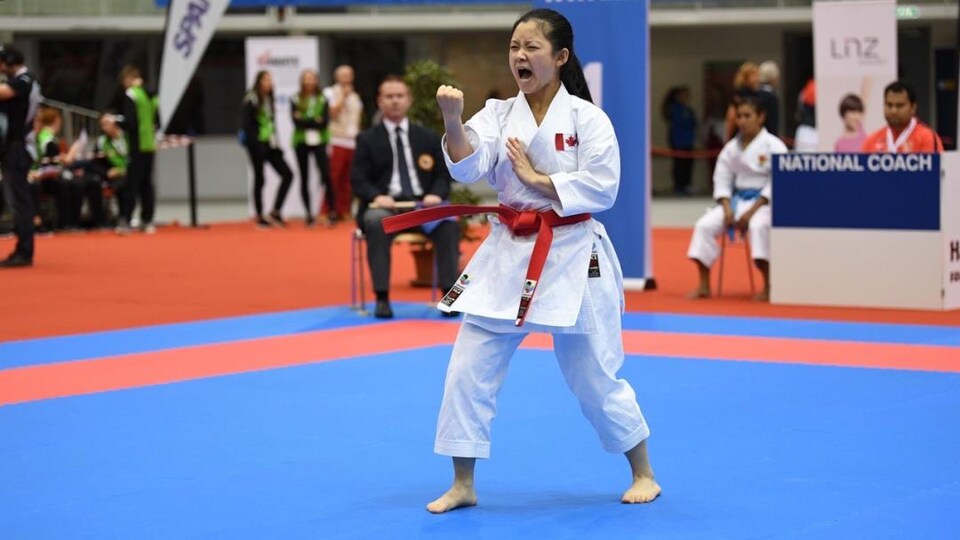 Elle crie sur le tatami.