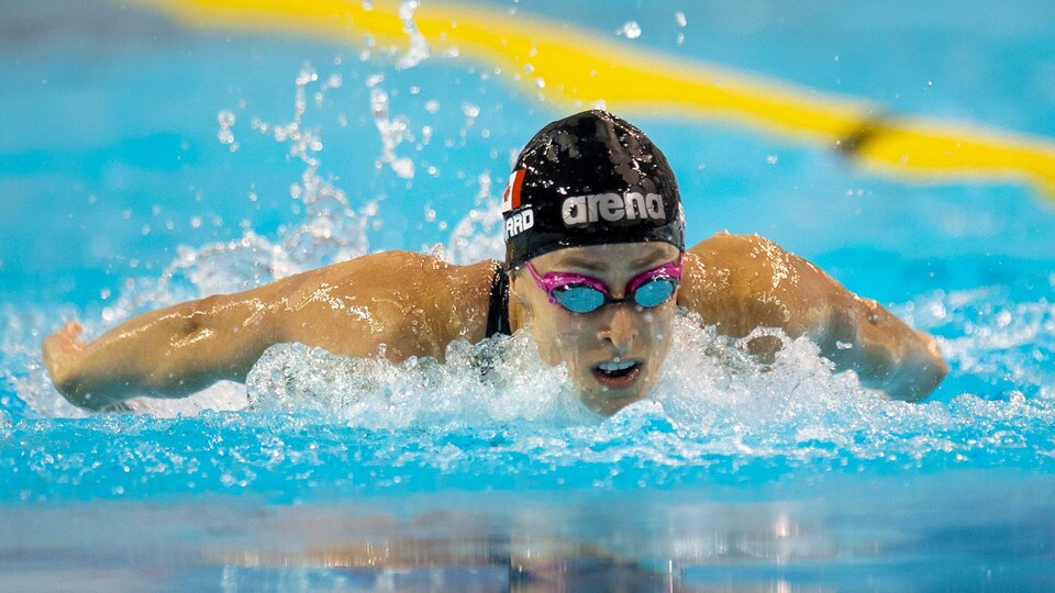 Une nageuse prend une respiration pendant sa course.