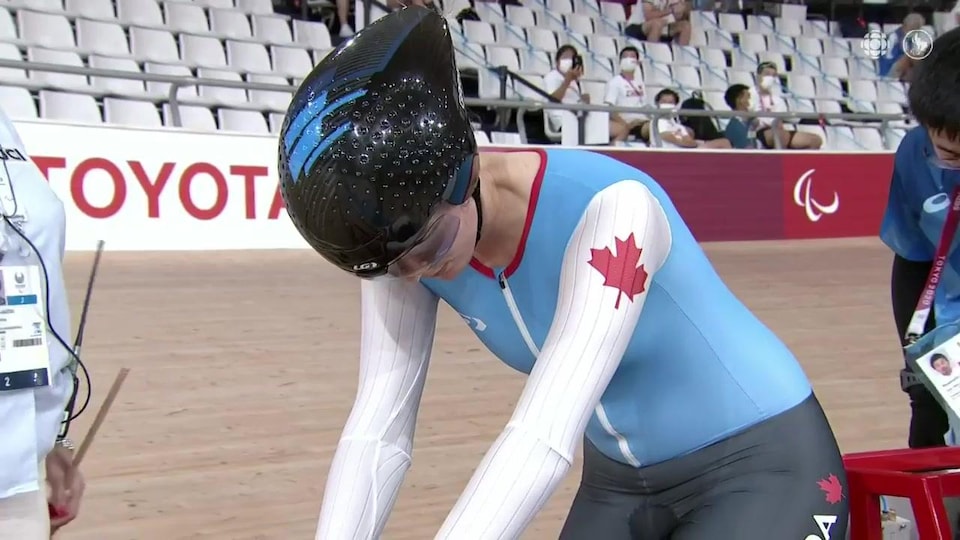 L'athlète Keely Shaw concentrée sur son vélo avant le départ de sa course aux Jeux paralympiques de Tokyo.