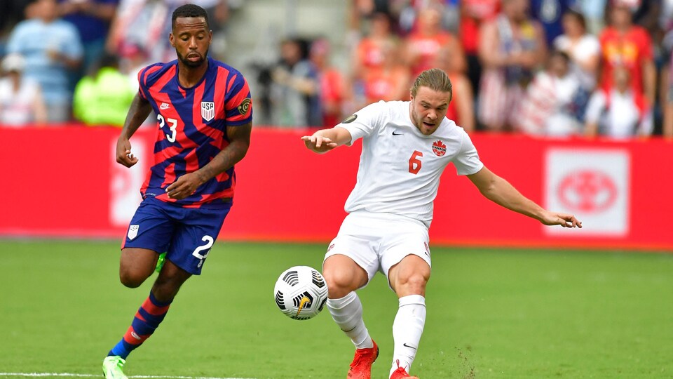Ils se dirigent vers le ballon.