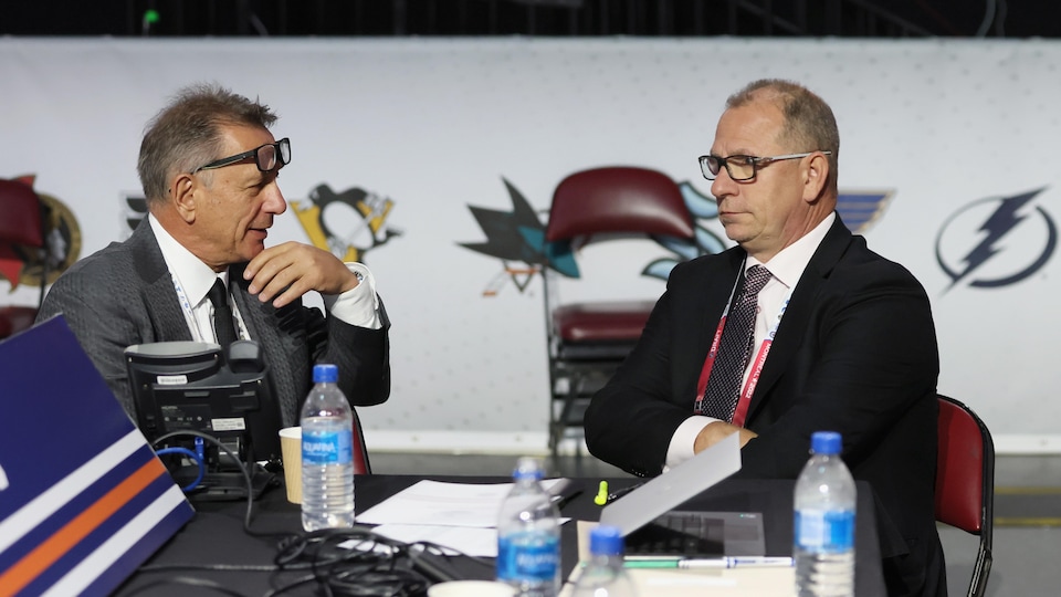 Ken Holland et Keith Gretzky assis à la table des Oilers lors du repêchage de la LNH, le 8 juillet 2022.
