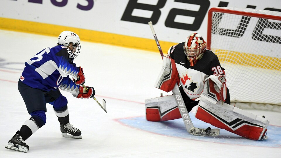 La capitaine américaine Kendall Coyne-Schofield met la gardienne canadienne Emerance Maschmeyer à l'épreuve