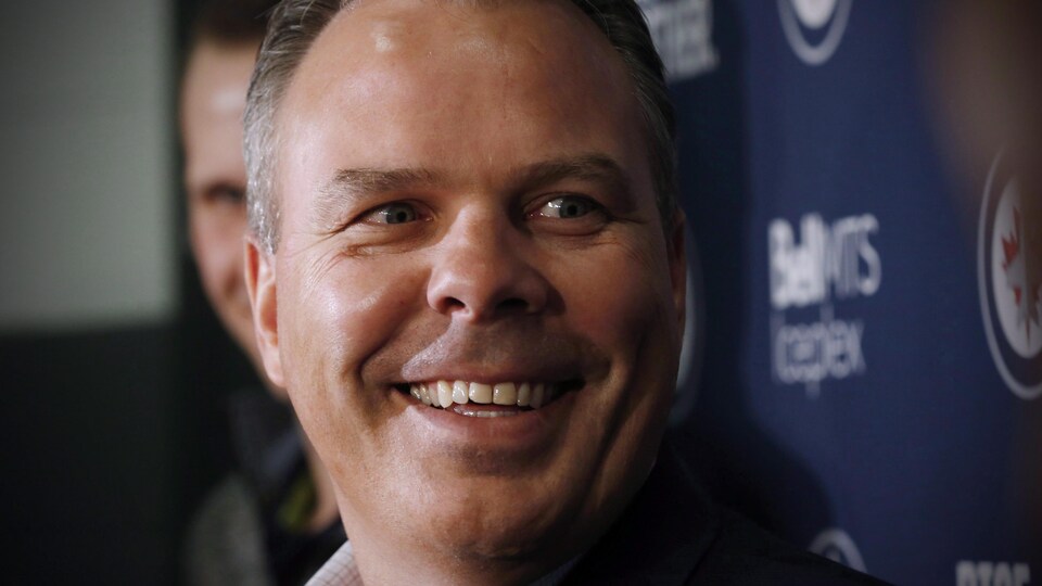 Le directeur général des Jets de Winnipeg, Kevin Cheveldayoff répond aux questions des journalistes à l'ouverture du camp d'entraînement en septembre 2017.