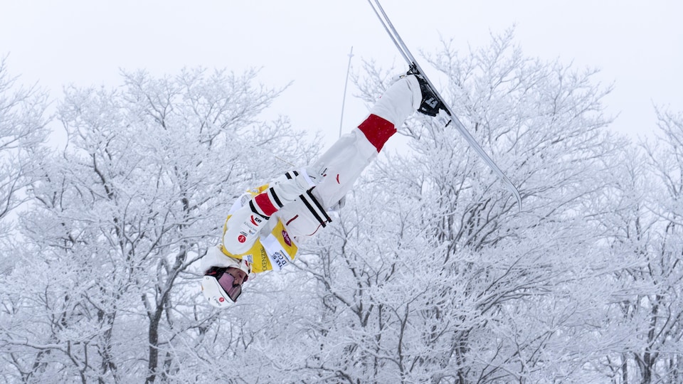 Un skieur acrobatique effectue un saut lors d'une séance d'entraînement