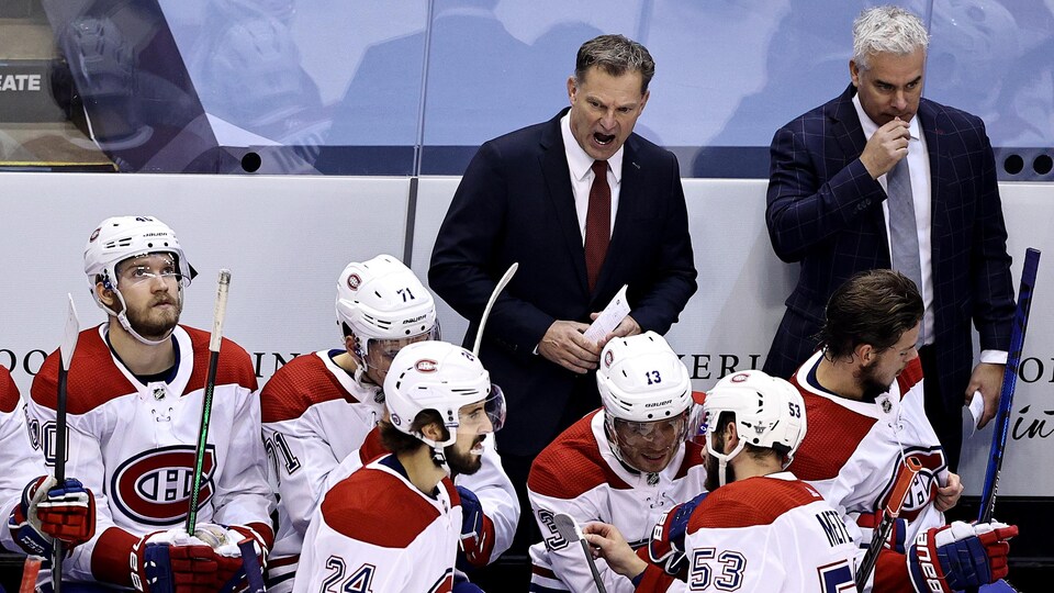 Kirk Muller et Dominique Ducharme derrière le banc du Canadien lors d'un match.