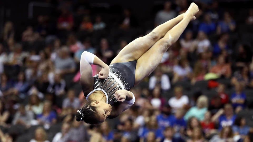 Elle effectue un saut lors des exercices au sol des Championnats américains de gymnastique.