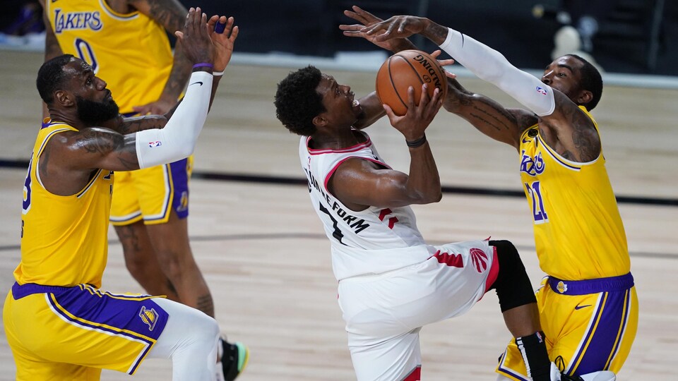 Des joueurs de basketball