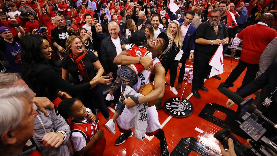 Kyle Lowry célèbre la victoire des Raptors avec son fils.