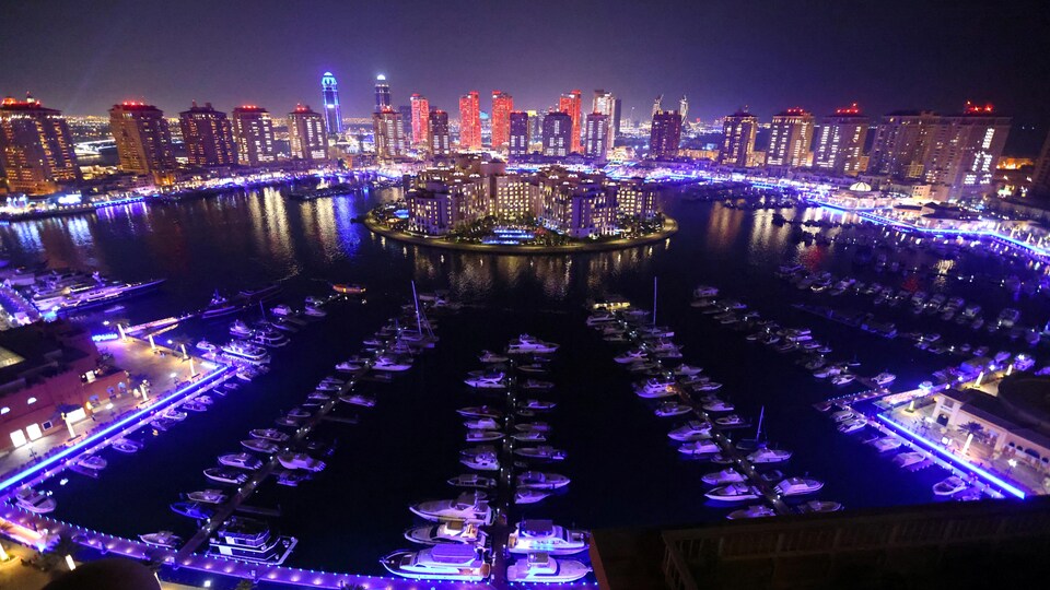 Vue générale, de nuit, d'un quartier huppé de Doha au Qatar