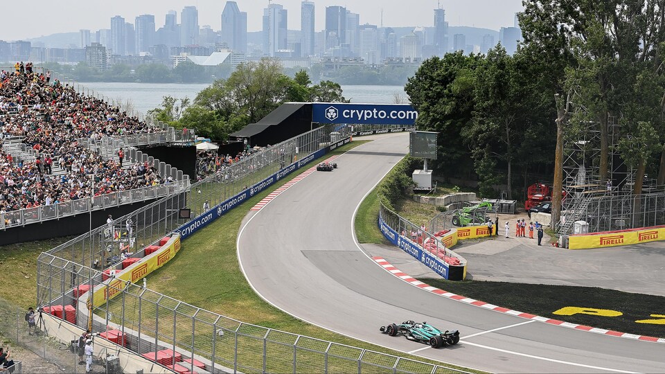 Wide shot of the Gilles-Villeneuve circuit, Formula 1 is about to take a turn.