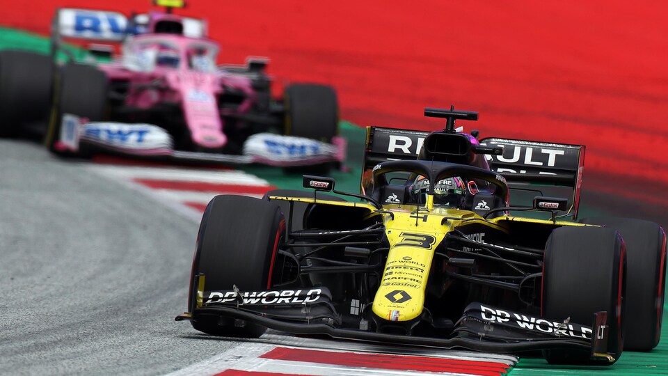 Daniel Ricciardo (Renault) roule devant Lance Stroll (Racing Point).