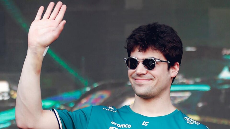 Gros plan du poignet droit meurtri d'un pilote de F1.