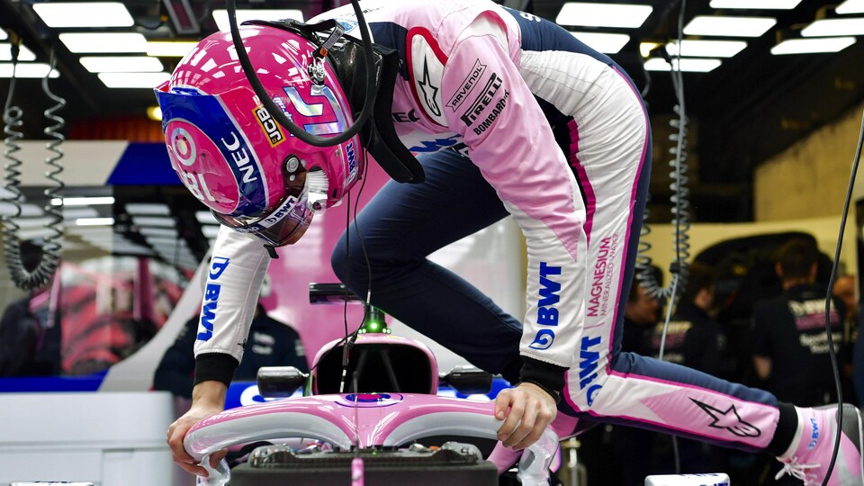 Lance Stroll dans le garage de Racing Point