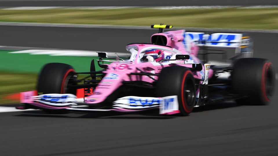 Il négocie un virage à gauche sur le circuit de Silverstone.
