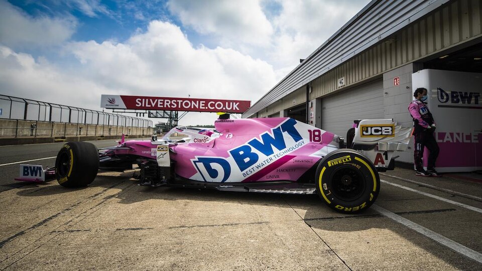 Lance Stroll sort du garage au circuit de Silverstone.