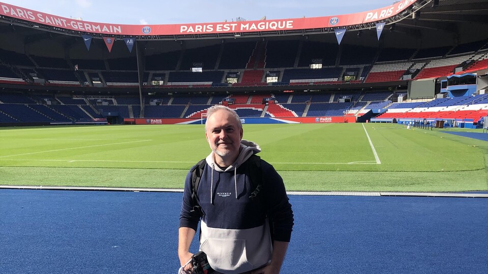 Il pose au Parc des Princes.