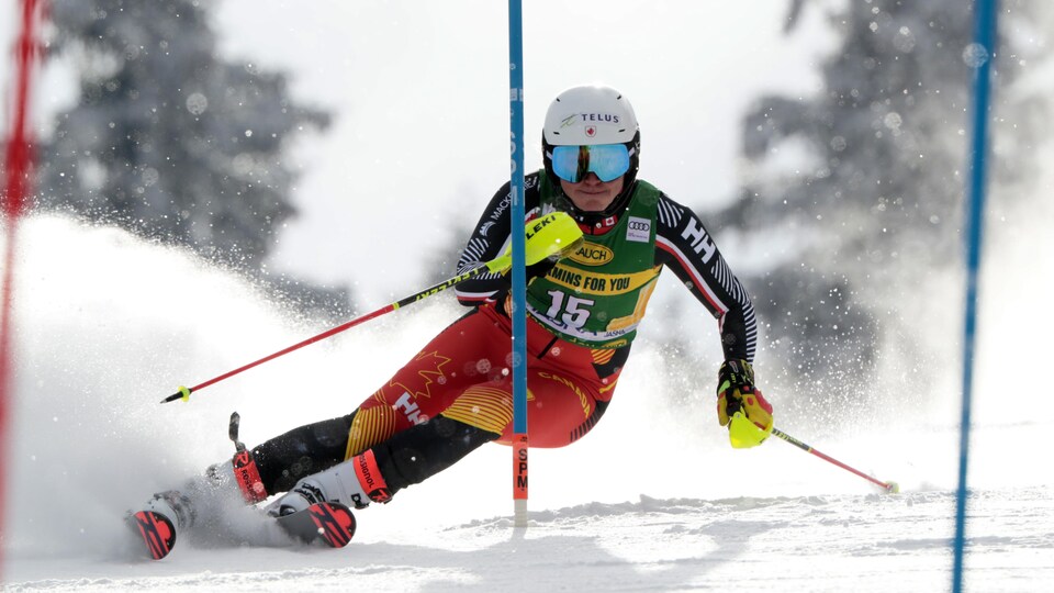 Une skieuse en pleine action