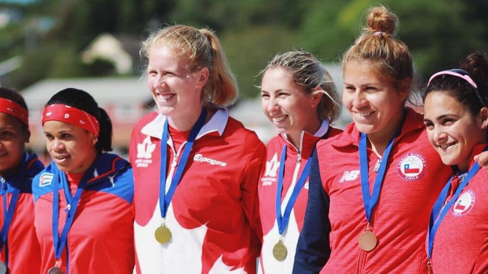 Laurence Vincent-Lapointe et Katie Vincent (au centre) aux Championnats panaméricains de vitesse de Dartmouth