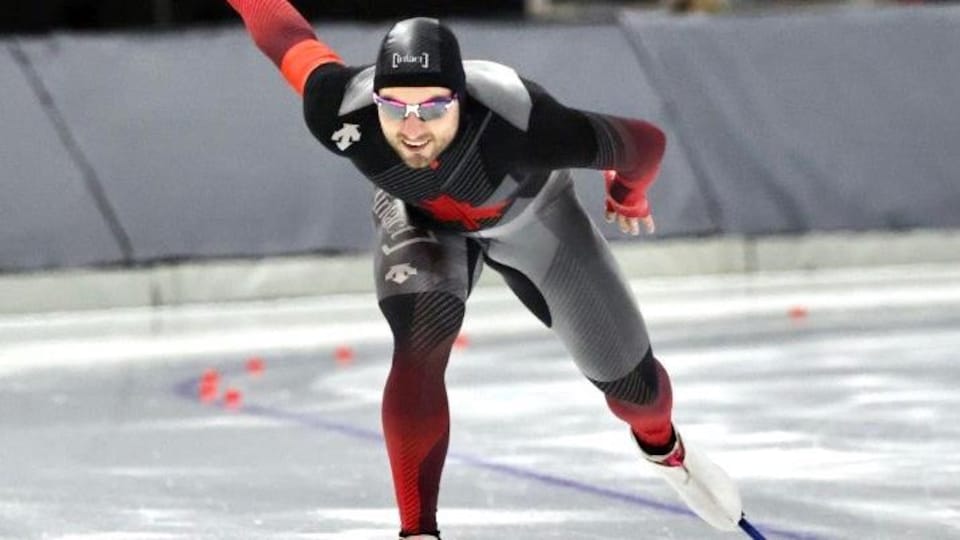 Le patineur de vitesse Laurent Dubreuil avance sur la glace.