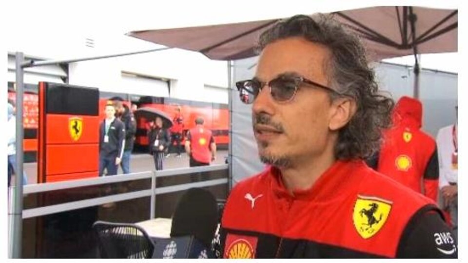 Un homme à lunettes, avec une veste de Ferrari, donne une entrevue à Radio-Canada.